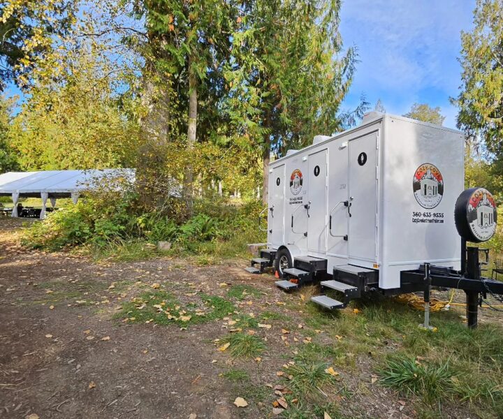 Cozy Cove Restroom Trailer Rental 4-door luxury bathroom trailer rentals for events near me. Event was a wedding at Misty Clover Farm in Discovery Bay. Featured The Four Seasons Restroom Trailer 4-stations